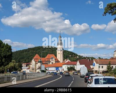Bilina, république tchèque-centre-ville historique avec fontaines et place de pierre pavés, églises et château au-dessus de la vieille ville, panorama de Bohême du Nord Banque D'Images