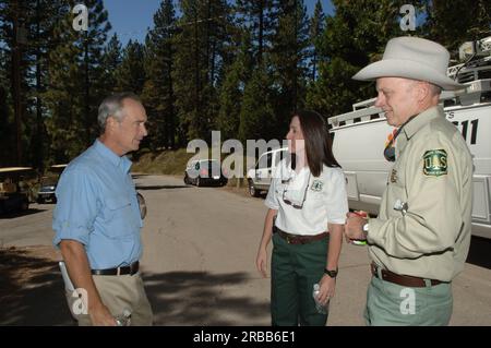 Le secrétaire Dirk Kempthorne en visite au Forest Service lors de sa visite au Sand Harbor State Park du Nevada sur les rives du lac Tahoe pour participer au Sommet annuel de restauration du lac Tahoe, où il a rejoint les sénateurs du Nevada Harry Reid et John Ensign, la sénatrice de Californie Dianne Feinstein, et d'autres chefs fédéraux, étatiques, locaux, tribaux dans le forum environnemental Banque D'Images