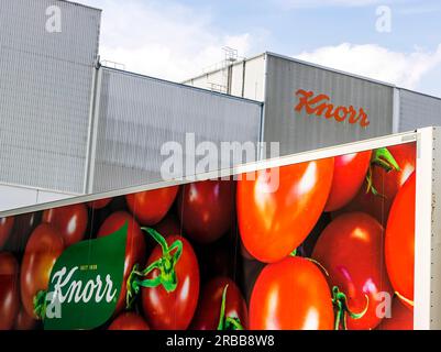 Knorr est un fabricant alimentaire connu pour ses soupes prêtes à l'emploi et ses produits de commodité, vue extérieure avec logo. Aujourd'hui, Knorr appartient au groupe Unilever Banque D'Images