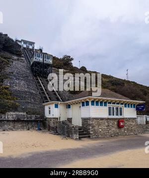 Bournemouth, Royaume-Uni - 4 mars 2023 : le West Cliff Railway, ou West Cliff Lift, est un funiculaire situé sur West Cliff menant à la plage. Banque D'Images