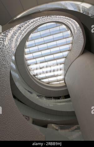 Terminal de croisière, terminal de Cruzeiros, atrium, murs recouverts de tuiles blanches, bâtiment futuriste de l'architecte Luis Pedro Silva, Porto de Leixoes Banque D'Images