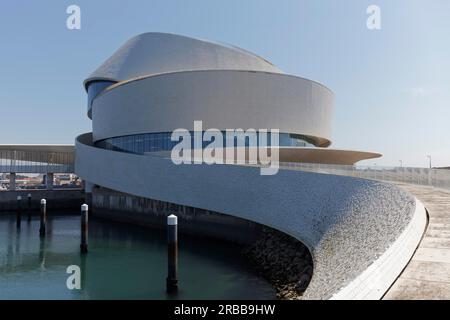 Terminal de croisière, terminal de Cruzeiros, façade revêtue de tuiles blanches, bâtiment futuriste de l'architecte Luis Pedro Silva, Porto de Leixoes Banque D'Images