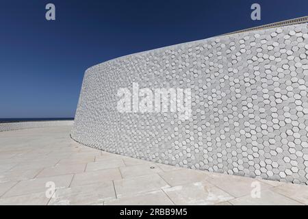 Terminal de croisière, terminal de Cruzeiros, terrasse sur le toit recouverte de tuiles blanches en forme d'écailles de poisson, bâtiment futuriste de l'architecte Luis Banque D'Images