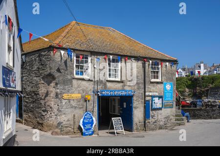 Halle de marché aux poissons dans le centre historique du village de pêcheurs de Port Isaac, nord de Cornwall, Angleterre, Royaume-Uni Banque D'Images