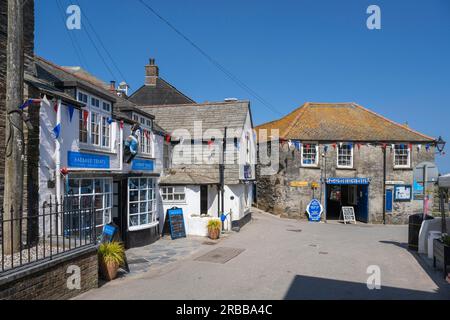 Bâtiments historiques du 18e siècle et décor de film de la série télévisée anglaise Doc Martin dans le centre historique du village de pêcheurs de Port Isaac, au nord Banque D'Images