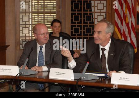 Réunion de 100 ans de conservation au main Interior, avec le secrétaire à l'intérieur Dirk Kempthorne rejoignant le secrétaire à l'Agriculture Ed Schafer, le président du Conseil de la Maison Blanche sur la qualité environnementale James Connaughton, et d'autres représentants du gouvernement et d'organisations à but non lucratif, ainsi que l'arrière-petit-fils de l'ancien président Theodore Roosevelt, Simon Ro Banque D'Images