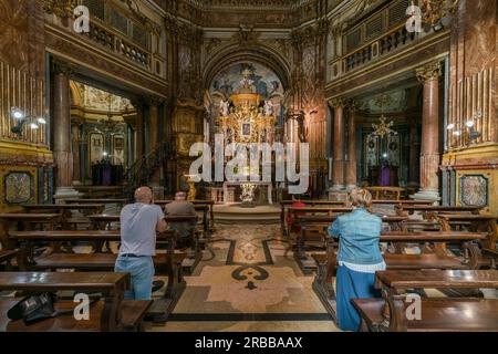 Intérieur avec autel et icône de la Madone, Basilique Santuario della Consolata, aussi Basilica di Santa Maria della Consolazione, architecte Guarino Banque D'Images