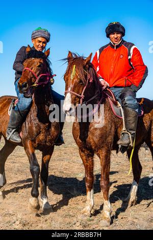 Groupe de joueurs de Kokpar posant pour la caméra, jeu national de chevaux, Kazakhstan Banque D'Images