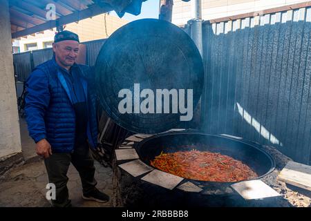 Homme préparant une fête géante, mosquée Imangali, Atyrau, mer de Caspean, Kazakhstan Banque D'Images