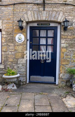 The Pound, porte historique ornée, entrée, Bourton-on-the-Water, Cotswolds, Gloucestershire, Angleterre, Royaume-Uni Banque D'Images