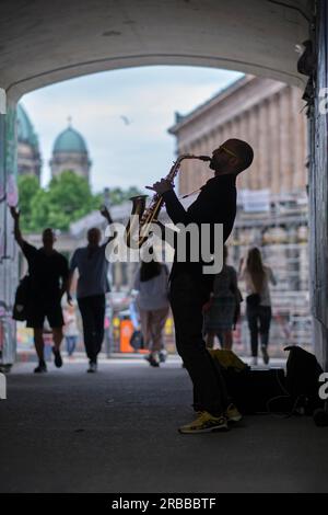 Allemagne, Berlin, 29.06.2023, saxophoniste dans le tunnel du pont S-Bahn sur la Spree, entre James-Simon-Park et Monbijoupark, vue sur Banque D'Images