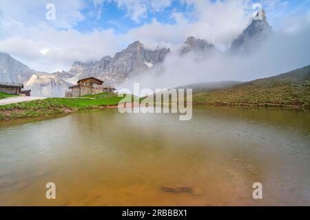 Laghetto Baita Segantini au coucher du soleil, Cimon della Pala, Pala Group, Dolomites, Parco Naturale Paneveggio Pale di San Martino, Rolle Pass, Trentin Banque D'Images