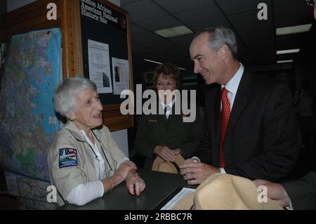 Visite du secrétaire Dirk Kempthorne à la Old State House à Boston, Massachusetts, où il a rejoint la directrice du service des parcs nationaux Mary Bomar, le directeur du parc historique national de Boston Terry Savage, le directeur exécutif de la Bostonian Society Brian LeMay, le directeur des services environnementaux et énergétiques de Boston James Hunt III, Et d'autres officiels lors de l'événement marquant l'achèvement de la phase initiale de la restauration de l'Old State House, y compris la restauration de la célèbre tour du bâtiment. Les travaux de préservation représentent le premier projet de construction achevé de l'Init du centenaire du Service des parcs nationaux Banque D'Images