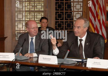 Réunion de 100 ans de conservation au main Interior, avec le secrétaire à l'intérieur Dirk Kempthorne rejoignant le secrétaire à l'Agriculture Ed Schafer, le président du Conseil de la Maison Blanche sur la qualité environnementale James Connaughton, et d'autres représentants du gouvernement et d'organisations à but non lucratif, ainsi que l'arrière-petit-fils de l'ancien président Theodore Roosevelt, Simon Ro Banque D'Images