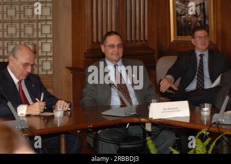 Réunion de 100 ans de conservation au main Interior, avec le secrétaire à l'intérieur Dirk Kempthorne rejoignant le secrétaire à l'Agriculture Ed Schafer, le président du Conseil de la Maison Blanche sur la qualité environnementale James Connaughton, et d'autres représentants du gouvernement et d'organisations à but non lucratif, ainsi que l'arrière-petit-fils de l'ancien président Theodore Roosevelt, Simon Ro Banque D'Images