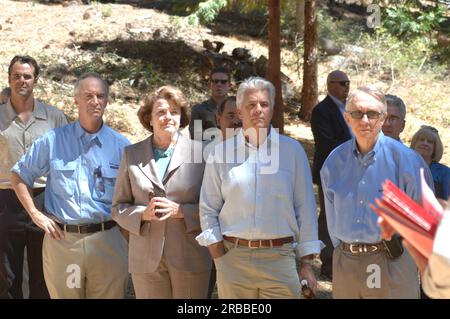 Le secrétaire Dirk Kempthorne en visite au Forest Service lors de sa visite au Sand Harbor State Park du Nevada sur les rives du lac Tahoe pour participer au Sommet annuel de restauration du lac Tahoe, où il a rejoint les sénateurs du Nevada Harry Reid et John Ensign, la sénatrice de Californie Dianne Feinstein, et d'autres chefs fédéraux, étatiques, locaux, tribaux dans le forum environnemental Banque D'Images