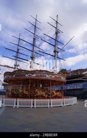 Londres, Royaume-Uni : manège et, en arrière-plan, le Cutty Sark à Greenwich village Banque D'Images