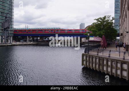 Londres, Royaume-Uni : un train DLR (Docklands Light Railway) traversant le pont sur North Dock à Canary Wharf, Tower Hamlets Banque D'Images