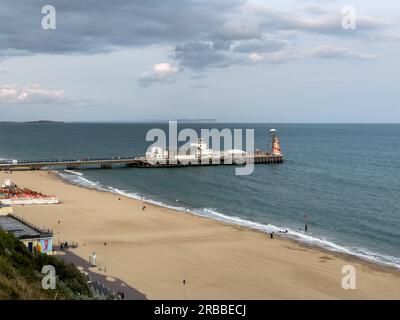 Bournemouth, Royaume-Uni - 3 juillet 2023 : vue sur la jetée et la plage de Bournemouth depuis West Cliff. Banque D'Images