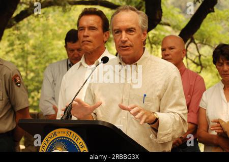 Visite du secrétaire Dirk Kempthorne à la base de Whiskeytown dans la zone de loisirs nationale de Whiskeytown dans le nord de la Californie, où il a rejoint le gouverneur de Californie Arnold Schwarzenegger et d'autres fonctionnaires, le personnel du Service des parcs nationaux, Et les pompiers lors d'un briefing sur les incendies du complexe Whiskeytown et l'état des efforts de lutte contre les incendies dans tout l'État Banque D'Images