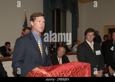 Réception et remise de prix sur Capitol Hill, parrainées par la Cooperative Alliance for refuge Enhancement (CARE) et le Fish and Wildlife Service (FWS), avec le secrétaire Dirk Kempthorne, le directeur du FWS H. Dale Hall, Et le directeur adjoint de la FWS pour le système national de refuge faunique (NWRS) Geoffrey Haskett parmi les fonctionnaires de l'intérieur sur place. Les membres du Congrès Mike Thompson de Californie, Michael Castle du Delaware, Norman Dicks de Washington, Ron Kind du Wisconsin, Jim Saxton du New Jersey et Todd Tiahrt du Kansas ont été honorés pour leur travail en faveur du NWRS. Événement mis en évidence National Wildlife Banque D'Images