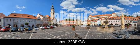 Bilina, république tchèque-centre-ville historique avec fontaines et place de pierre pavés, églises et château au-dessus de la vieille ville, panorama de Bohême du Nord Banque D'Images