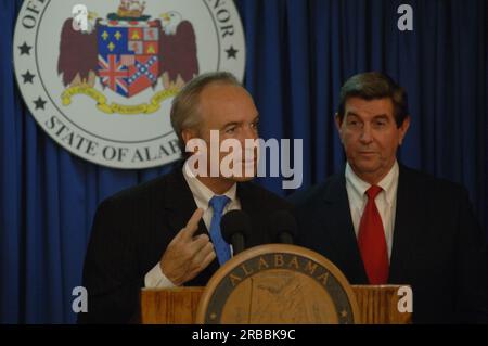 Réunion et conférence de presse à Montgomery, en Alabama, concernant les problèmes d'eau inter-États découlant de la sécheresse qui touche le sud-est des États-Unis, avec le secrétaire Dirk Kempthorne se joignant au gouverneur d'Alanama Bob Riley, au sénateur Jeff sessions de l'Alabama, au président du Conseil de la Maison Blanche sur la qualité environnementale James Connaughton et au commandant Corps des ingénieurs de l'armée, le lieutenant-général Robert Van Antwerp, entre autres fonctionnaires Banque D'Images