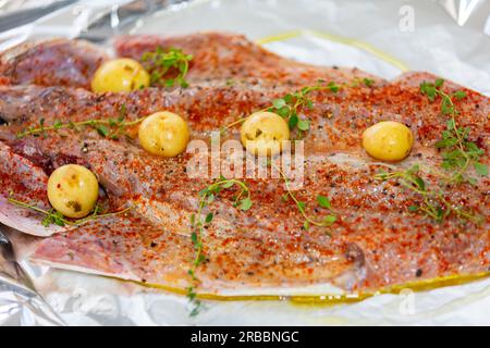 Poisson anchois traditionnel (Pomatomus saltador) assaisonné prêt à être cuit au four Banque D'Images