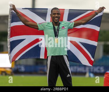 Manchester Regional Arena, Sportcity, Manchester, Royaume-Uni. 8 juillet 2023. Zharnel Hughes célèbre sa médaille de but lors des Championnats du Royaume-Uni d'athlétisme 2023 à la Manchester Regional Arena. (Crédit image : crédit : Cody Froggatt/Alamy Live News Banque D'Images