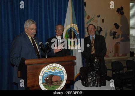 Réception au main Interior pour les participants à la réunion des 100 ans de conservation, avec le secrétaire à l'intérieur Dirk Kempthorne, le secrétaire adjoint pour les poissons et la faune et les parcs R. Lyle Laverty, Jr., le membre du Congrès de l'Alaska Don Young, le secrétaire à l'agriculture Ed Schafer, le président du Conseil de la Maison Blanche sur la qualité de l'environnement James Connaughton, Bob Model, président de la Congressional Sportsmen's Foundation, et Simon Roosevelt, arrière-petit-fils de l'ancien président Theodore Roosevelt, parmi les orateurs Banque D'Images