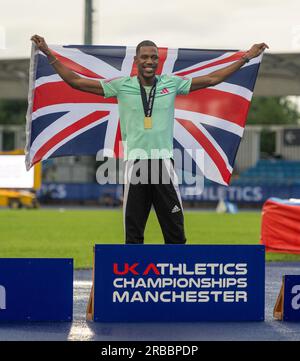 Manchester Regional Arena, Sportcity, Manchester, Royaume-Uni. 8 juillet 2023. Zharnel Hughes célèbre sa médaille de but lors des Championnats du Royaume-Uni d'athlétisme 2023 à la Manchester Regional Arena. (Crédit image : crédit : Cody Froggatt/Alamy Live News Banque D'Images