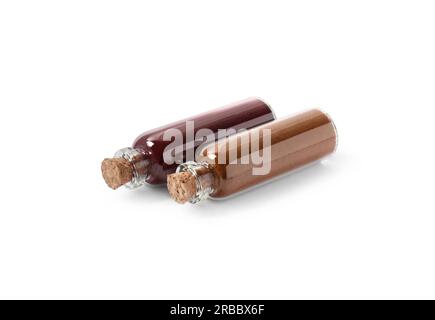 Flacons en verre de différentes couleurs alimentaires isolés sur blanc Banque D'Images