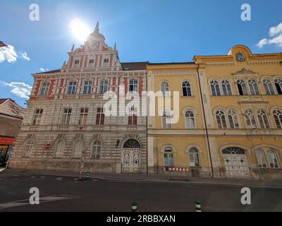 Bilina, république tchèque-centre-ville historique avec fontaines et place de pierre pavés, églises et château au-dessus de la vieille ville, panorama de Bohême du Nord Banque D'Images