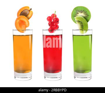 Différents jus fraîchement préparés sur fond blanc. Fruits tombant dans des verres Banque D'Images