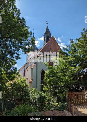 Bilina, république tchèque-juillet 9 2023 : Bilina christian Church centre-ville historique avec fontaines et place en pierre pavée, églises et château au-dessus de la Banque D'Images