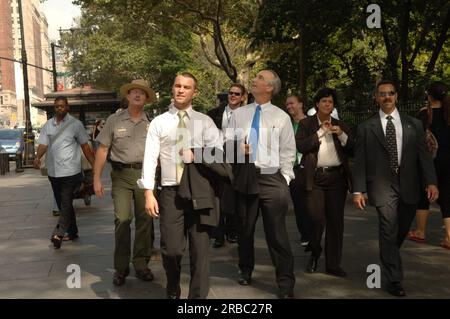 Le secrétaire Dirk Kempthorne et des assistants à New York City, New York pour la tournée, la participation à l'inauguration d'un nouveau mémorial au monument national African Burial Ground Banque D'Images