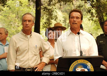 Visite du secrétaire Dirk Kempthorne à la base de Whiskeytown dans la zone de loisirs nationale de Whiskeytown dans le nord de la Californie, où il a rejoint le gouverneur de Californie Arnold Schwarzenegger et d'autres fonctionnaires, le personnel du Service des parcs nationaux, Et les pompiers lors d'un briefing sur les incendies du complexe Whiskeytown et l'état des efforts de lutte contre les incendies dans tout l'État Banque D'Images