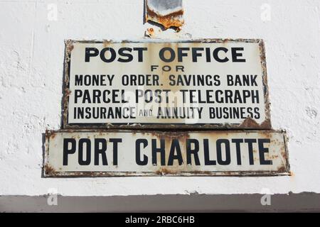 Un vieux panneau pour le bureau de poste de Port Charlotte, Islay, Écosse Banque D'Images