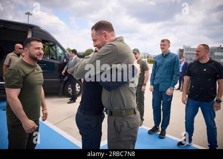 (Istanbul, Turquie) le président Volodmyr Zelensky accueille les héros ukrainiens - défenseurs d'Azovstal: Commandant de l'unité d'opérations spéciales Azov de la Garde nationale, héros de l'Ukraine Denys Prokopenko, son adjoint Svyatoslav Palamar, commandant par intérim de la 36e brigade des Marines séparée Serhiy Volynsky, officier supérieur de l'unité Azov Oleh Khomenko et commandant de la 12e brigade de la Garde nationale Denys Shleha. Les soldats étaient en Turquie après avoir été libérés de Russie. Banque D'Images