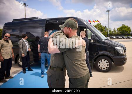 (Istanbul, Turquie) le président Volodmyr Zelensky accueille les héros ukrainiens - défenseurs d'Azovstal: Commandant de l'unité d'opérations spéciales Azov de la Garde nationale, héros de l'Ukraine Denys Prokopenko, son adjoint Svyatoslav Palamar, commandant par intérim de la 36e brigade des Marines séparée Serhiy Volynsky, officier supérieur de l'unité Azov Oleh Khomenko et commandant de la 12e brigade de la Garde nationale Denys Shleha. Les soldats étaient en Turquie après avoir été libérés de Russie. Banque D'Images