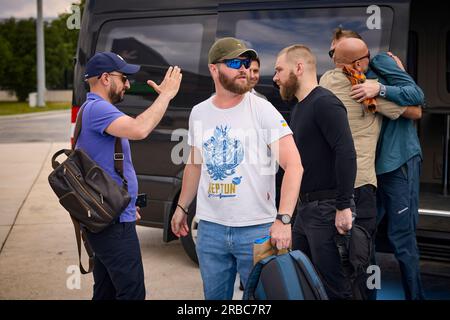 (Istanbul, Turquie) le président Volodmyr Zelensky accueille les héros ukrainiens - défenseurs d'Azovstal: Commandant de l'unité d'opérations spéciales Azov de la Garde nationale, héros de l'Ukraine Denys Prokopenko, son adjoint Svyatoslav Palamar, commandant par intérim de la 36e brigade des Marines séparée Serhiy Volynsky, officier supérieur de l'unité Azov Oleh Khomenko et commandant de la 12e brigade de la Garde nationale Denys Shleha. Les soldats étaient en Turquie après avoir été libérés de Russie. Banque D'Images