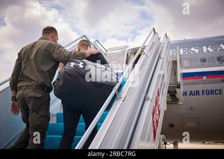 (Istanbul, Turquie) le président Volodmyr Zelensky accueille les héros ukrainiens - défenseurs d'Azovstal: Commandant de l'unité d'opérations spéciales Azov de la Garde nationale, héros de l'Ukraine Denys Prokopenko, son adjoint Svyatoslav Palamar, commandant par intérim de la 36e brigade des Marines séparée Serhiy Volynsky, officier supérieur de l'unité Azov Oleh Khomenko et commandant de la 12e brigade de la Garde nationale Denys Shleha. Les soldats étaient en Turquie après avoir été libérés de Russie. Banque D'Images