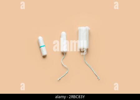 Différents tampons menstruels sur fond beige Banque D'Images