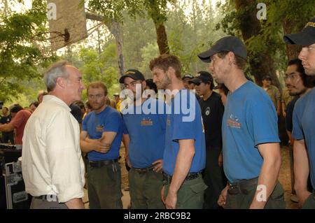 Visite du secrétaire Dirk Kempthorne à la base de Whiskeytown dans la zone de loisirs nationale de Whiskeytown dans le nord de la Californie, où il a rejoint le gouverneur de Californie Arnold Schwarzenegger et d'autres fonctionnaires, le personnel du Service des parcs nationaux, Et les pompiers lors d'un briefing sur les incendies du complexe Whiskeytown et l'état des efforts de lutte contre les incendies dans tout l'État Banque D'Images