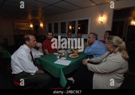 Le secrétaire Dirk Kempthorne et ses collaborateurs en visite dans le Maine, rencontre avec le gouverneur John Baldacci Banque D'Images