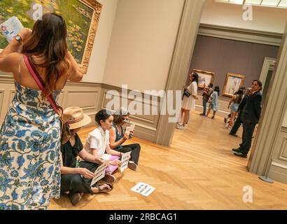 New York, États-Unis. 08 juillet 2023. Un visiteur voit une peinture de Claude Monet alors que des militants de extinction Rebellion ont organisé une manifestation de solidarité dans la zone des peintures européennes du Metropolitan Museum of Art à New York le 8 juillet 2023 pour abandonner les charges contre Joanna Smith et Tim Martin. Joanna Smith et Tim Martin, lors d'un acte de désobéissance civile à la National Gallery of Art de Washington, ont laissé leurs empreintes de main sur le verre protecteur de la sculpture de Degas. (Photo de Lev Radin/Sipa USA) crédit : SIPA USA/Alamy Live News Banque D'Images