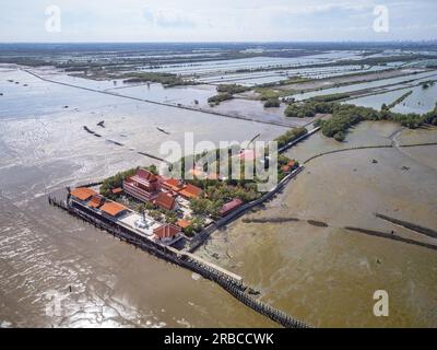 Wat Khun Samut Chin à Samut Prakan, Thaïlande. Il y avait un village autour du temple, mais lorsque les forêts de mangrove ont été défrichées pour les fermes de crevettes, érosio Banque D'Images