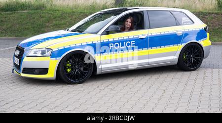 Hanovre, Allemagne. 29 juin 2023. Le tuner de voiture Svenja Geertz est assis dans son Audi, qui est déjoué de la même manière qu'un véhicule de police et porte l'inscription «police». Même sans lumières bleues, sa voiture ressemble de manière confuse à une voiture de patrouille de police classique. Cependant, comme son Audi dit "police" et non "Polizei", il n'y a pas de problèmes juridiques. (À dpa : tout le monde n'a pas sa propre voiture de police) crédit : Julian Stratenschulte/dpa/Alamy Live News Banque D'Images