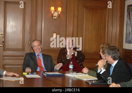 Le secrétaire Dirk Kempthorne rejoint la directrice du service des parcs nationaux Mary Bomar, secrétaire adjointe pour la pêche et la faune et les parcs R. Lyle Laverty, Jr., Et des représentants de la Fondation des parcs nationaux et d'autres organismes sans but lucratif pour une conférence téléphonique afin de discuter de l'annonce imminente de la liste finale des projets du défi du centenaire des parcs nationaux qui seront financés en 2008. Le défi est l'élément de contrepartie des fonds public-privé de l'Initiative présidentielle du centenaire des parcs nationaux, conçue pour préparer le réseau des parcs nationaux à un autre siècle de conservation et de préservation dans le temps Banque D'Images