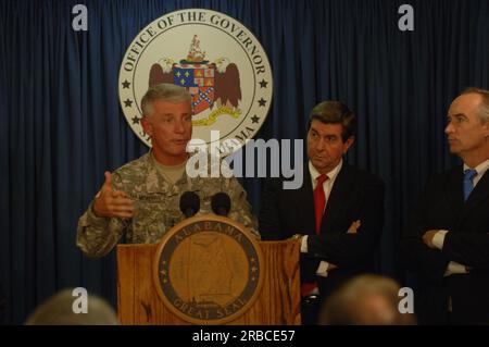 Réunion et conférence de presse à Montgomery, en Alabama, concernant les problèmes d'eau inter-États découlant de la sécheresse qui touche le sud-est des États-Unis, avec le secrétaire Dirk Kempthorne se joignant au gouverneur d'Alanama Bob Riley, au sénateur Jeff sessions de l'Alabama, au président du Conseil de la Maison Blanche sur la qualité environnementale James Connaughton et au commandant Corps des ingénieurs de l'armée, le lieutenant-général Robert Van Antwerp, entre autres fonctionnaires Banque D'Images